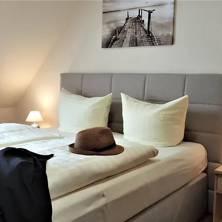 ホテル Altstadthotel Goldene Kugel ヴァーレン