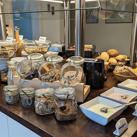 ホテル Altstadthotel Goldene Kugel ヴァーレン