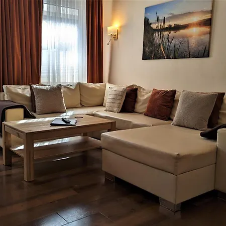 ホテル Altstadthotel Goldene Kugel ヴァーレン